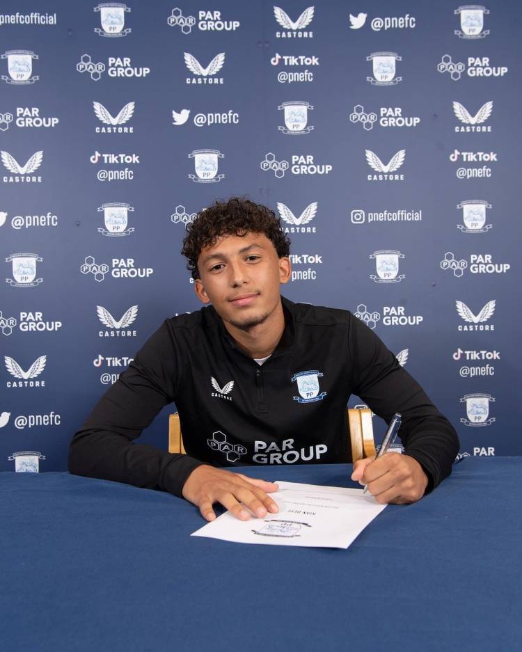 镜报：切尔西签下普雷斯顿解约球员基安-贝斯特，19岁踢左后卫